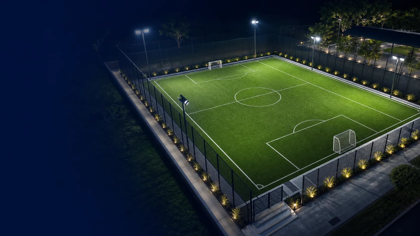 Visualização ilustrativa noturna de um campo society planejado, com grama sintética, iluminação e alambrado