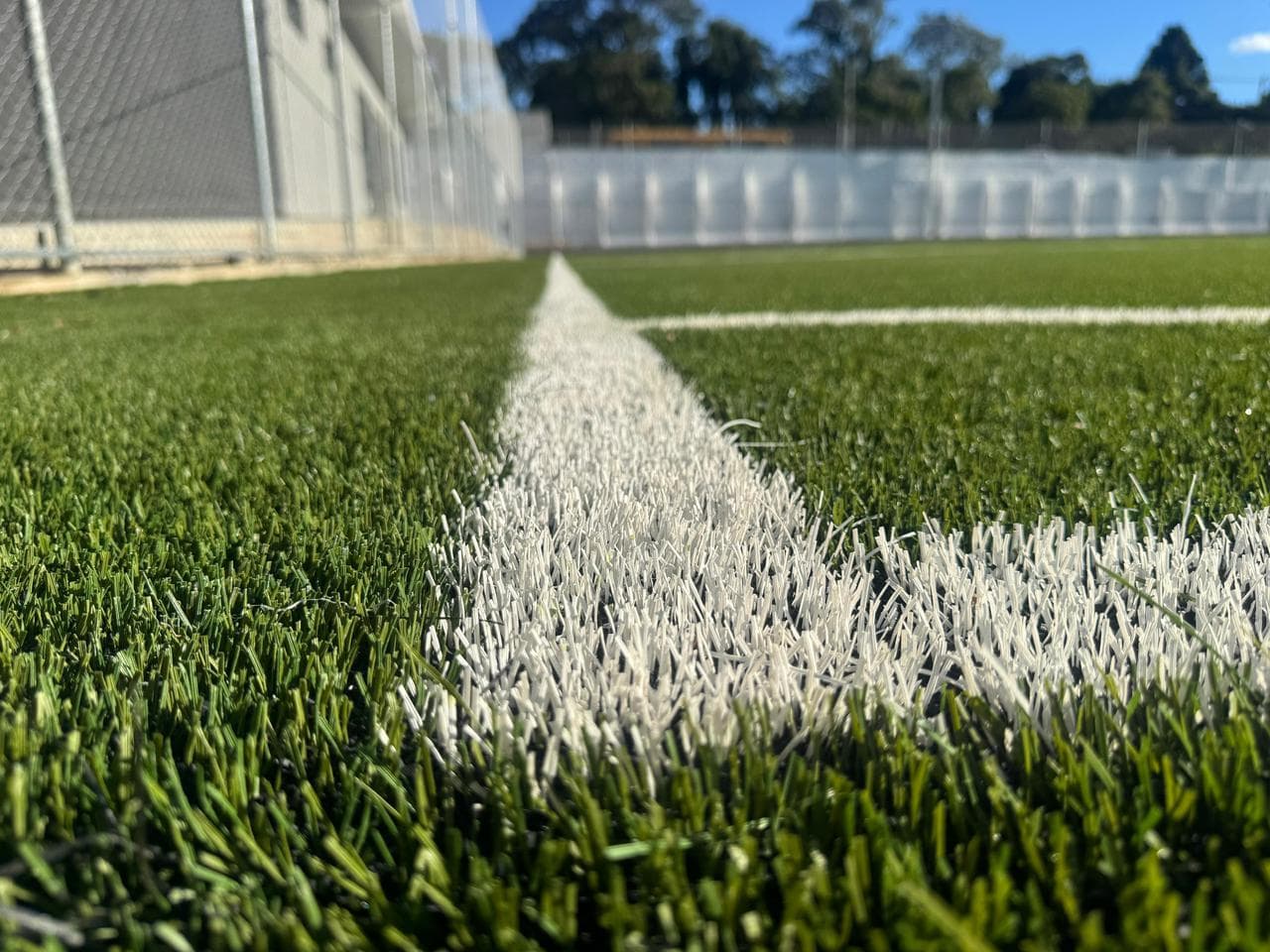 Campo esportivo com grama sintética concluído pela Idealmax